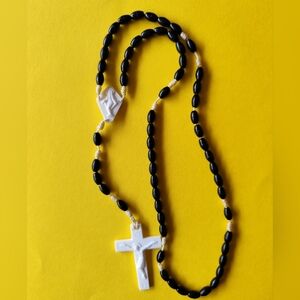 4/$20💥Black and White Beaded Rosary with Cross